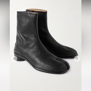SOLD MAISON MARGIELA
Tabi split-toe leather ankle boots
